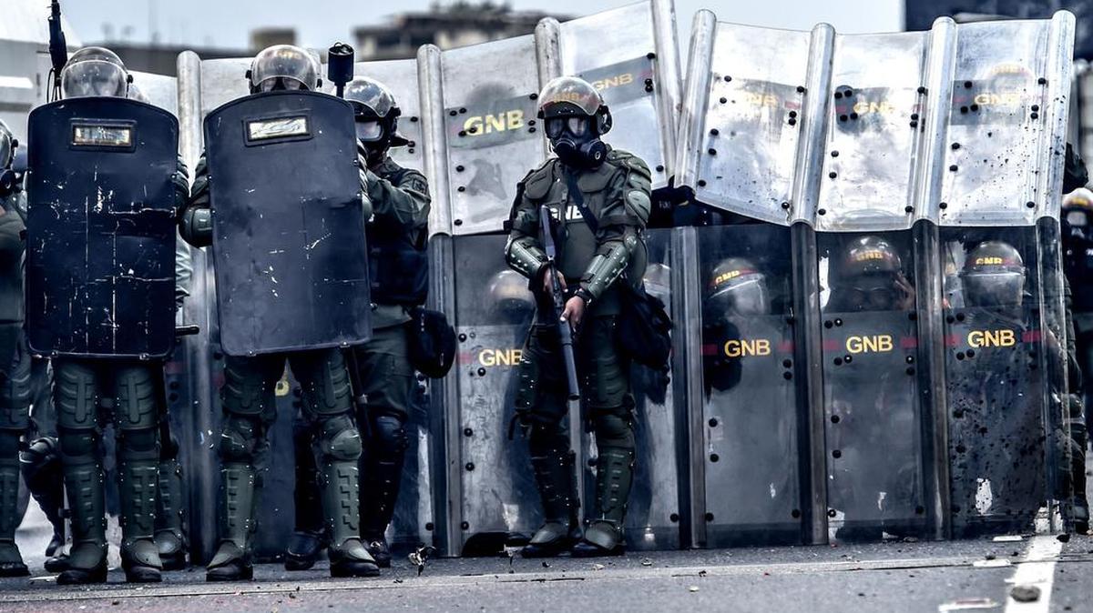 Activistas de la oposición y policía antidisturbios chocan durante una protesta contra el presidente Nicolás Maduro en Caracas, el 10 de mayo de 2017.