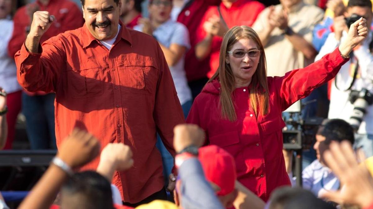 Nicolás Maduro y su esposa Cilia Flores saludan a sus simpatizantes en un acto de campaña el 5 de abril del 2018.