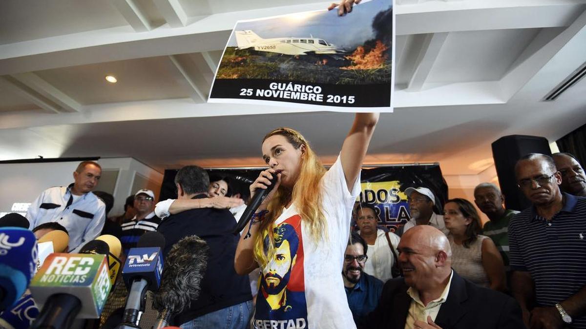 Lilian Tintori, la esposa del dirigente venezolano preso Leopoldo López, muestra el jueves una foto de una avioneta en donde viajaban miembros de campaña de su partido, y que se incendió el miércoles en el estado Guárico.