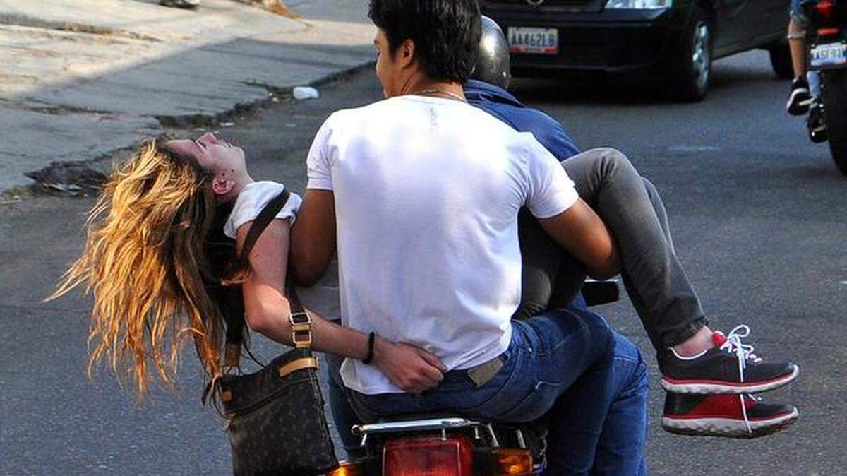 
La joven Génesis Carmona es transportada en una motocicleta después de recibir un disparo en la cabeza, en Valencia, Venezuela, el 18 de febrero del 2014. La familia de Carmona dijo el miércoles 10 de diciembre del 2014 en Miami que pidió asilo político.
