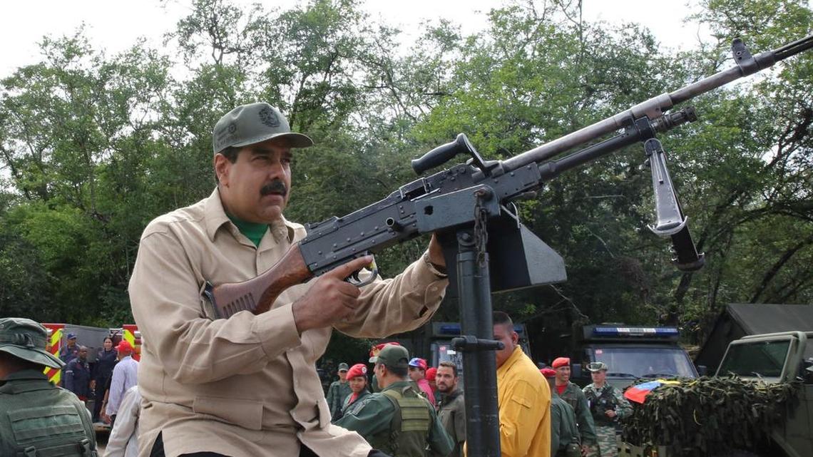 Fotografía cedida por Prensa de Miraflores donde se observa al presidente venezolano, Nicolas Maduro, participar en ejercicios militares el sábado 14 de enero de 2017, en Caracas (Venezuela).
