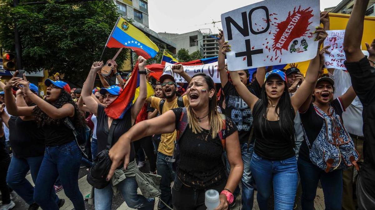 Manifestantes gritan consignas en rechazo a las recientes muertes de jóvenes por parte de las fuerzas de seguridad -en las protestas de la oposición- en Caracas el 7 de mayo de 2017.