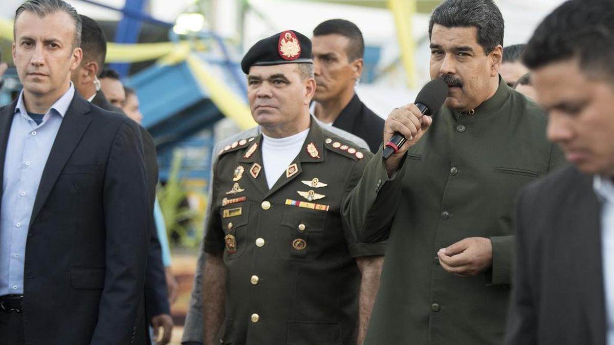 El ministro de Defensa, general Vladimir Padrino (centro) junto al presidente Nicolás Maduro (der.) y el vicepresidente Tareck El Aissami, durante un evento el 4 de mayo de 2017 en Caracas.