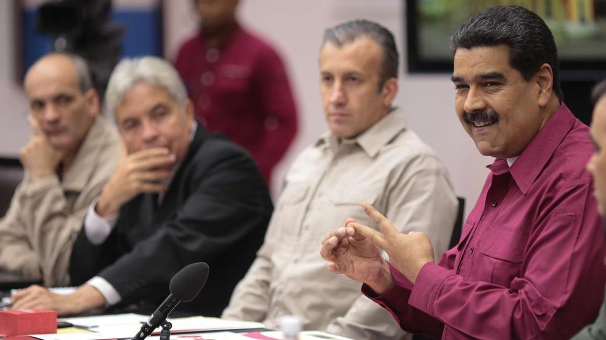 Fotografía cedida por la oficina de prensa de Miraflores (d), del presidente venezolano, Nicolás Maduro (c-i), durante una reunión de alto gobierno el miércoles 1 de noviembre del 2017, en Caracas.