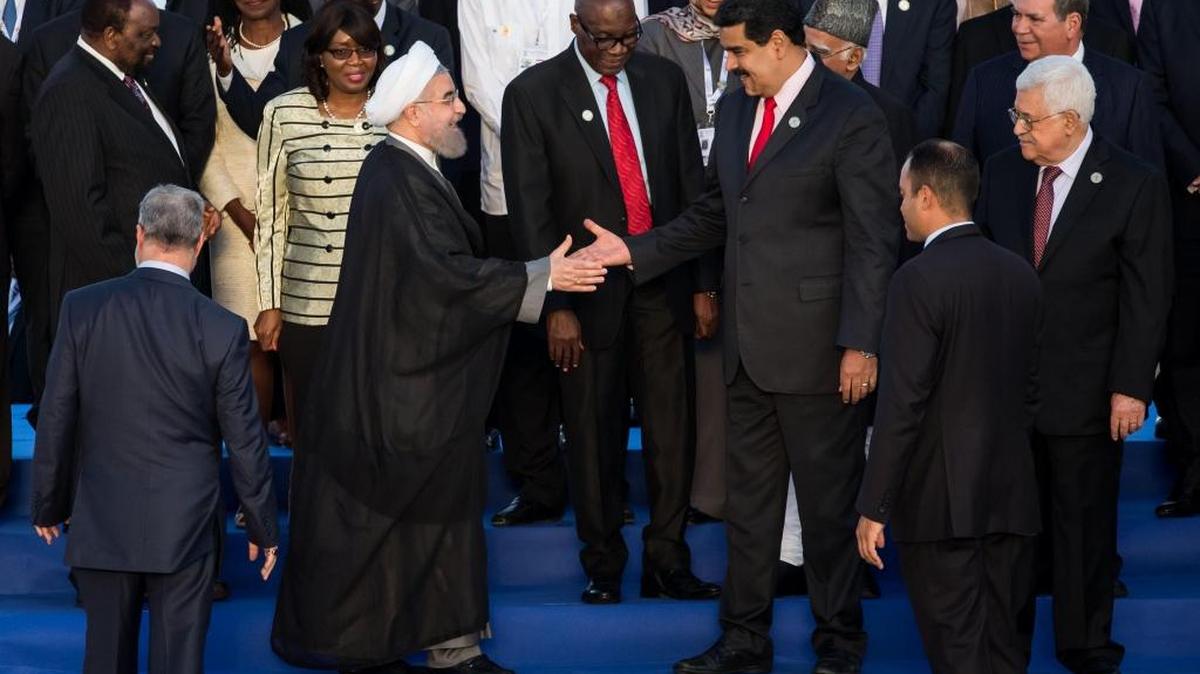 El presidente de Venezuela, Nicolás Maduro (d), junto a su homólogo de Irán, Hassan Rouhani (i), se saludan momentos antes de posar para la fotografia oficial hoy, sábado 17 de septiembre de 2016, durante la cumbre del Movimiento de Países No Alineados (MNOAL) en Margarita (Venezuela). La XVII Cumbre de jefes de Estado y de Gobierno del MNOAL, que representan dos tercios de los miembros de la ONU y más de la mitad de la población mundial, comenzó hoy en la venezolana Isla de Margarita.