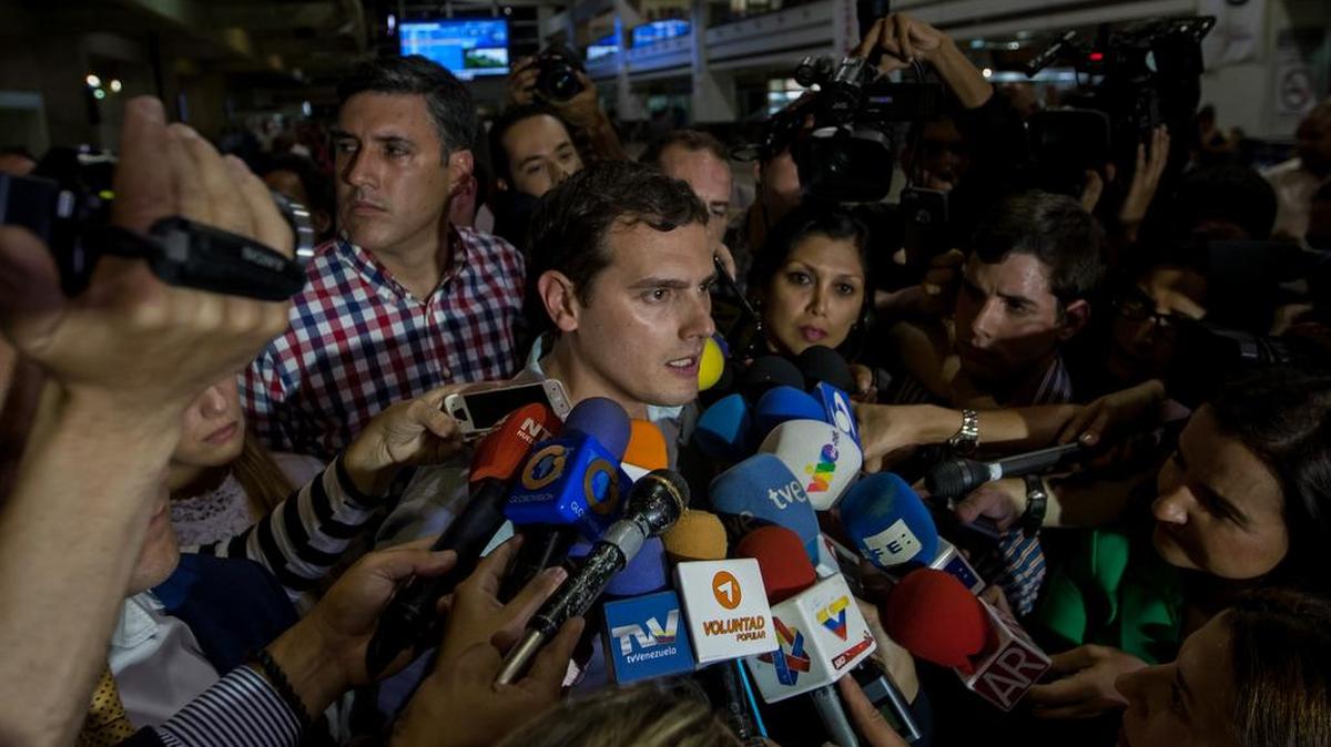 El líder del partido español Ciudadanos (oposición) Albert Rivera (c) ofrece declaraciones a periodistas a su llegada el lunes 23 de mayo de 2016, al Aeropuerto Internacional Simón Bolívar que sirve a a ciudad de Caracas en Maiquetia (Venezuela).