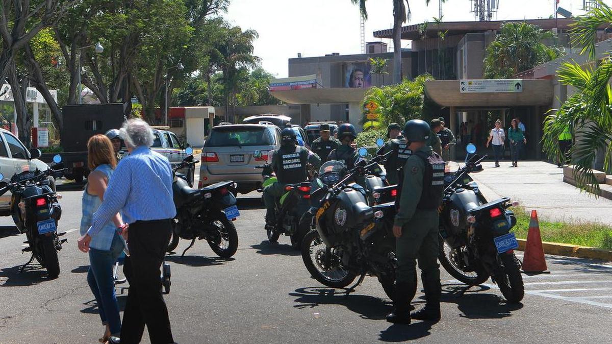 
Miembros de las Fuerzas Armadas Bolivarianas de Venezuela (FANB) bloquean el paso vehicular hoy, jueves 15 de octubre del 2015, en las inmediaciones del Aeropuerto Internacional de La Chinita, en Maracaibo (Venezuela).
