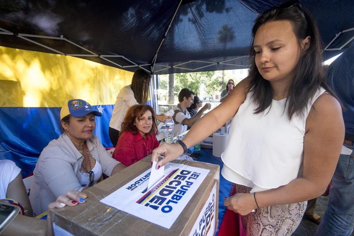 La mujer venezolana emite su voto en una mesa de votación de un simbólico referéndum organizado por movimientos de oposición venezolanos, en Roma, el domingo 16 de julio de 2017.