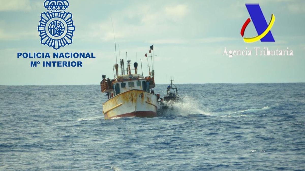 Un bote venezolano es interceptado por la Policía de España, en una foto emitida el 15 de mayo de 2017, cerca de la costa española. El barco tenía un cargamento de 2.5 toneladas de cocaína.