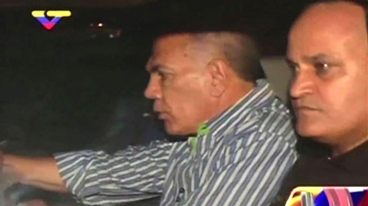 
Imagen tomada de la televisión que muestra cuando el ex candidato presidencial Manuel Rosales es detenido el jueves, a su llegada al aeropuerto de Maracaibo, estado Zulia, Venezuela. 
