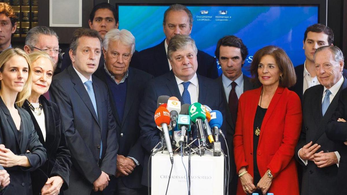 El padre del opositor venezolano Leopoldo López (5d), durante el acto por los tres años transcurridos desde el encarcelamiento de su hijo, en el que ha estado acompañado de representantes políticos y sociales como los expresidentes del Gobierno Felipe González (5i) y José María Aznar (4d), los exalcaldes de Madrid Ana Botella (3d), y José María Álvarez del Manzano (d); el exministro Alberto Ruiz-Gallardón (3i); el líder de Ciudadanos, Alber Rivera (2d), y el cantante Bertín Osborne (c, atrás), entre otros, y que ha sido organizado por el despacho de abogados Cremades&Calvo Sotelo, que preside Javier Cremades (4i).