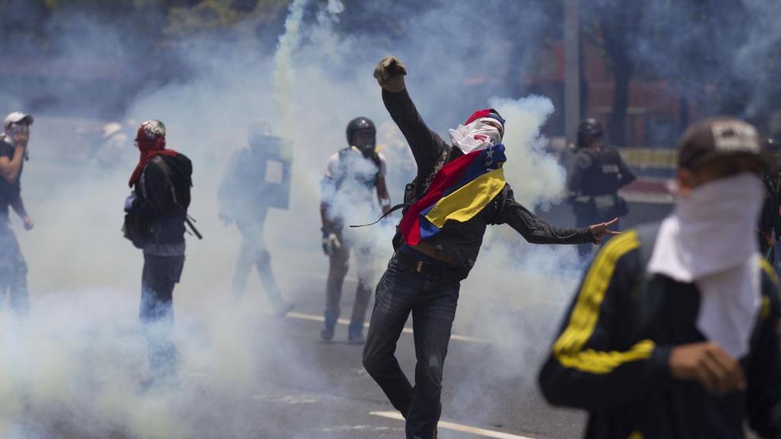 Un manifestante lanza de vuelta un contenedor de gas lacrimógeno durante los enfrentamientos con la Guardia Nacional Bolivariana en una protesta en Caracas, Venezuela, el lunes 10 de abril de 2017.