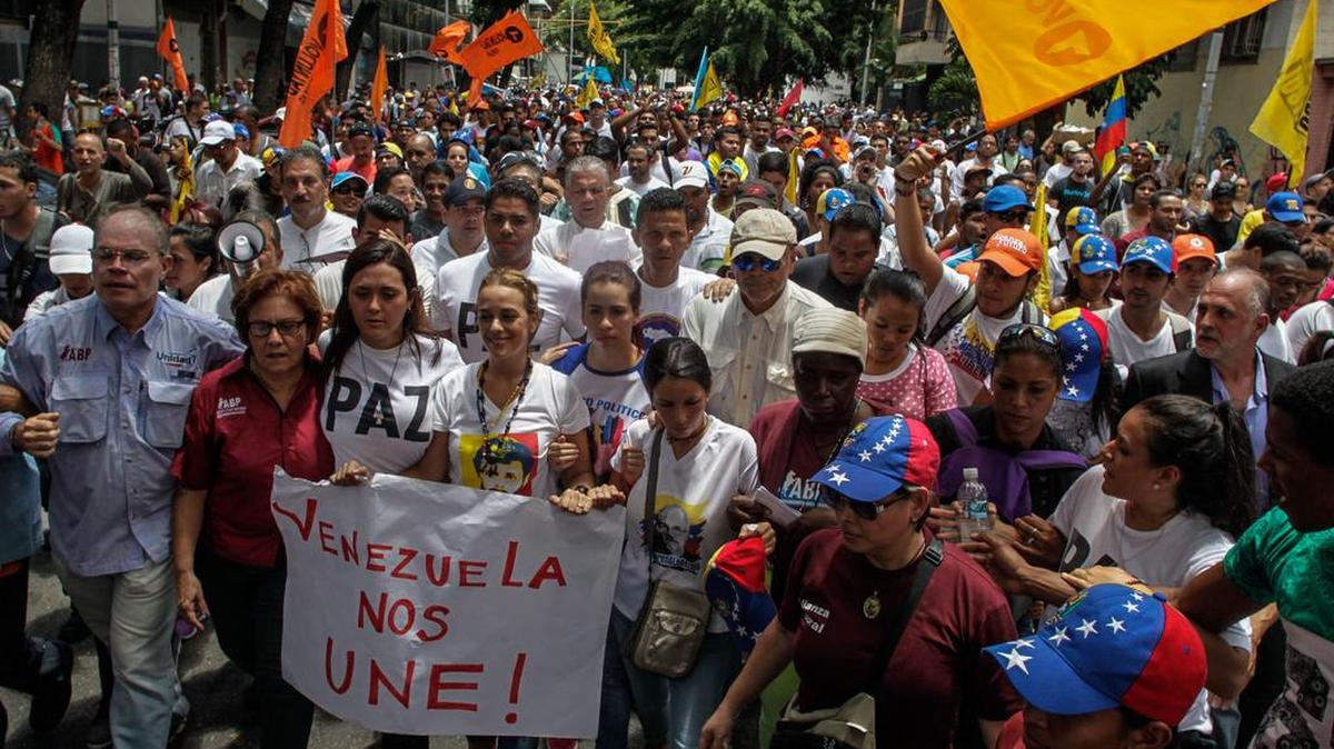La esposa del dirigente opositor venezolano Leopoldo López, Lilian Tintori (c), participa en la marcha "anticumbre" el viernes 16 de septiembre de 2016, en Caracas (Venezuela).