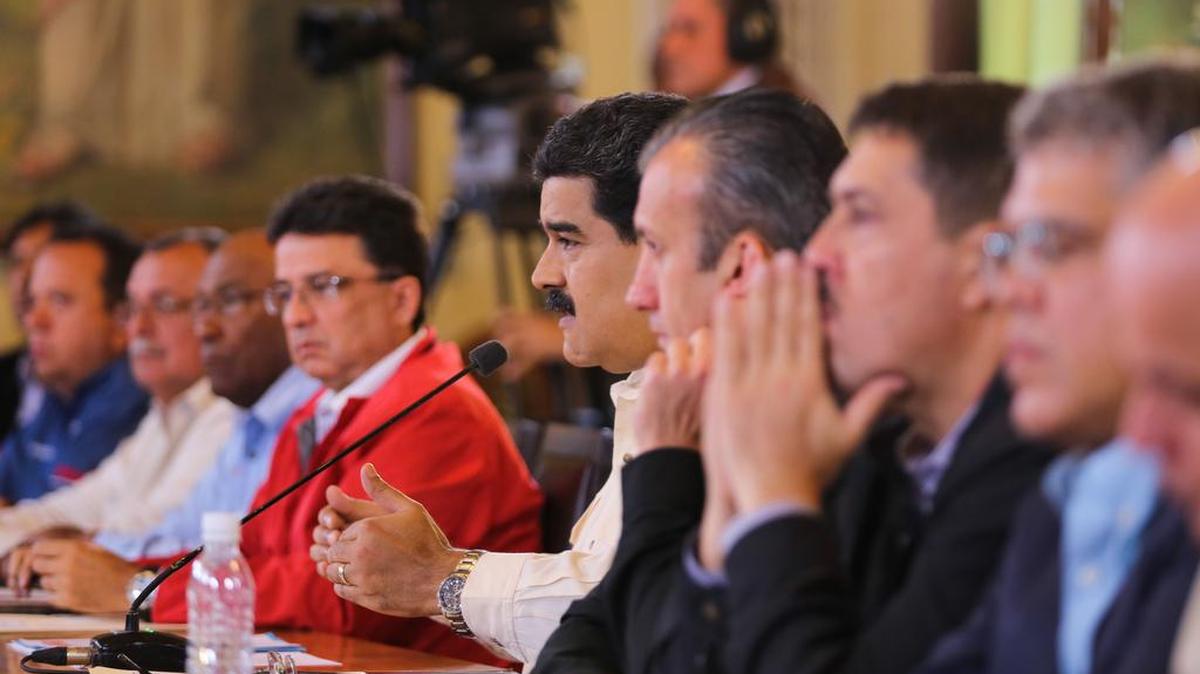 Fotografía cedida por el Palacio de Miraflores donde se observa al presidente venezolano Nicolás Maduro (c) durante un acto de gobierno el miércoles 20 de septiembre de 2017, en Caracas..