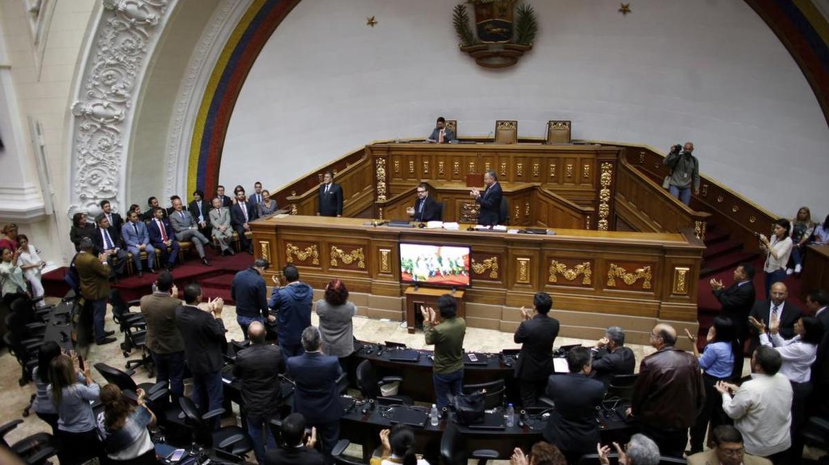 Los miembros del cuerpo diplomático, a la izquierda, escuchan a los legisladores durante una sesión de la Asamblea Nacional de Venezuela en Caracas, Venezuela, el sábado 19 de agosto de 2017.