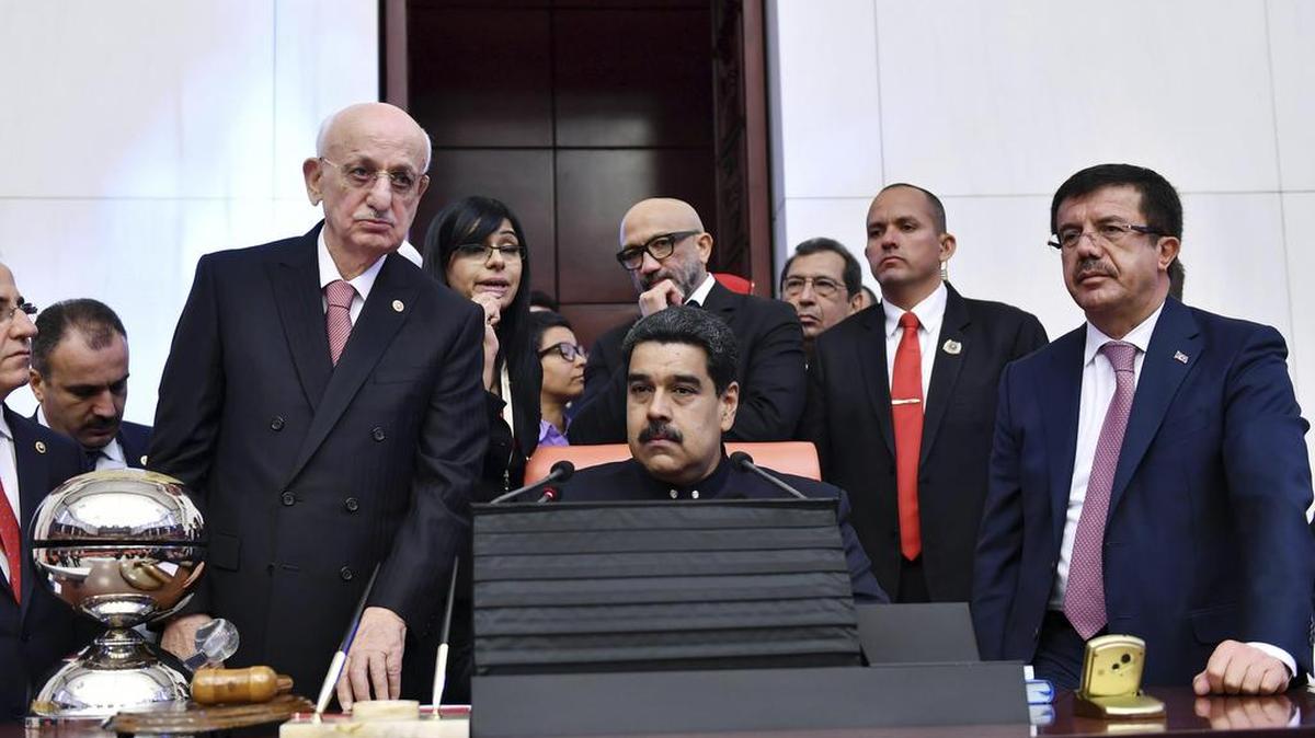 El presidente venezolano Nicolás Maduro (c) visita la Asamblea Nacional de Turquía junto al presidente del Parlamento turco, Ismail Kahraman (izda), y al ministro de Economía turco, Nihat Zeybekci (dcha), durante su visita a Ankara, Turquía, el 6 de octubre del 2017.