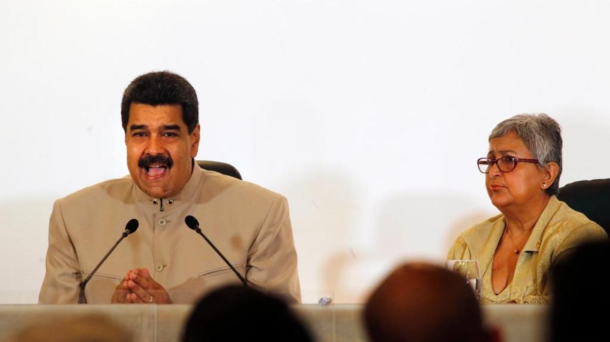 El gobernante venezolano Nicolás Maduro y la presidenta del Consejo Nacional electoral Tibisay Lucena el 3 de mayo en Caracas.