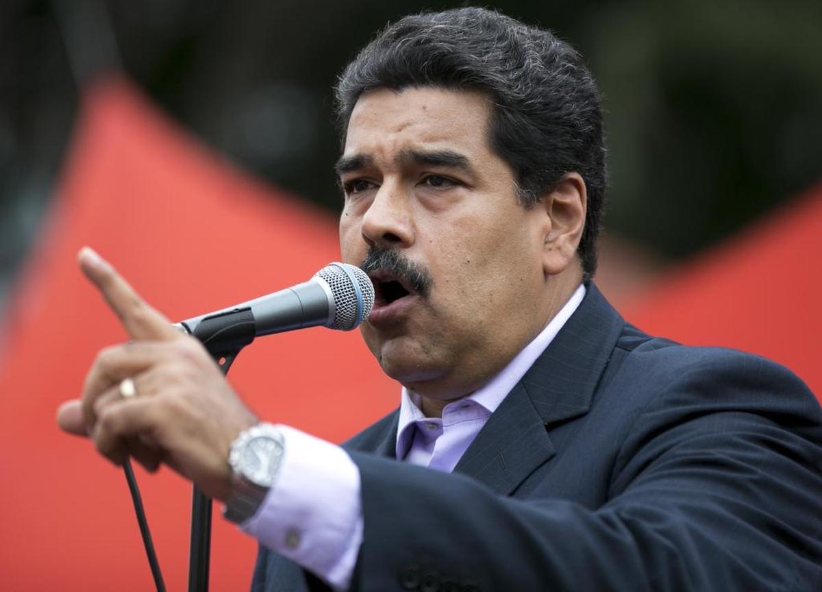 El presidente venezolano Nicolás Maduro se dirige a los trabajadores petroleros frente al Palacio Miraflores tras reunirse en junio del 2016 con Thomas Shannon en Caracas.