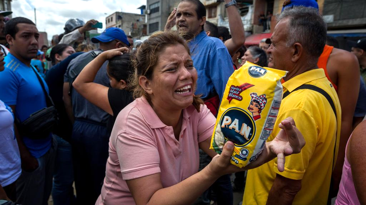 Para la mayoría de las familias en Venezuela, y en especial para las madres, darle de comer a sus hijos se ha convertido en peor agonía. La escasez y la división en la distribución de productos de primera necesidad implementada por el gobierno incrementan el caos.