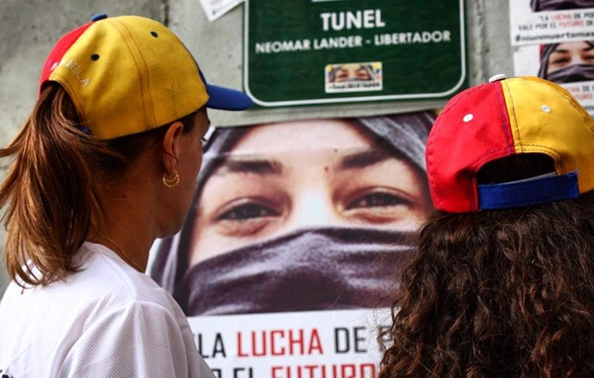 Zugeimar Armas y Paola Lander, madre y hermana Neomar Lander, asesinado en Caracas por la Guardia Nacional Bolivariana.