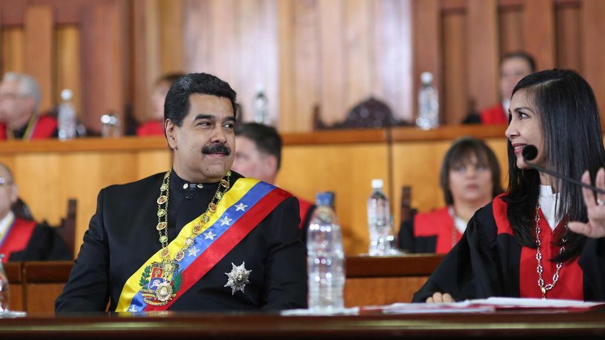 Fotografía cedida por prensa de Miraflores del presidente de Venezuela, Nicolás Maduro; y la presidenta del Tribunal Supremo de Justicia (TSJ), Gladys Gutiérrez, el martes 7 de febrero del 2017, en la sede del TSJ en Caracas (Venezuela).