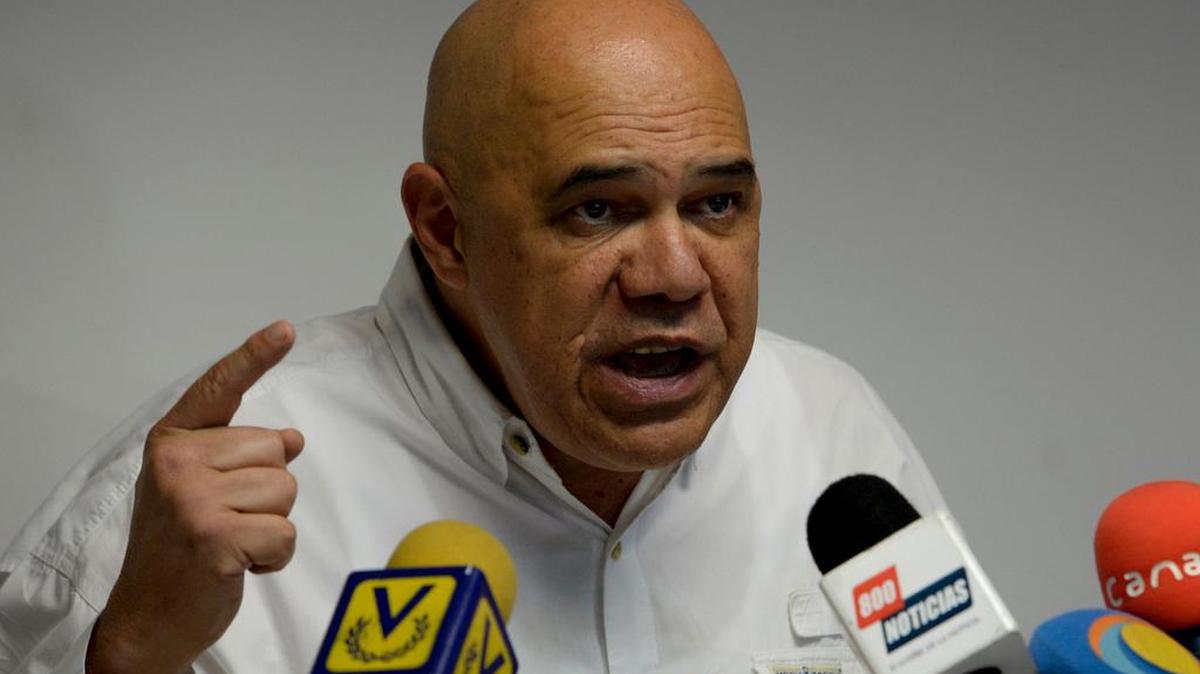 Jesús Torrealba, secretario general de la Mesa Democrática de Unidad de Venezuela (MUD) -la principal coalición de la oposición- habla durante una conferencia de prensa en Caracas el 2 de diciembre de 2016.