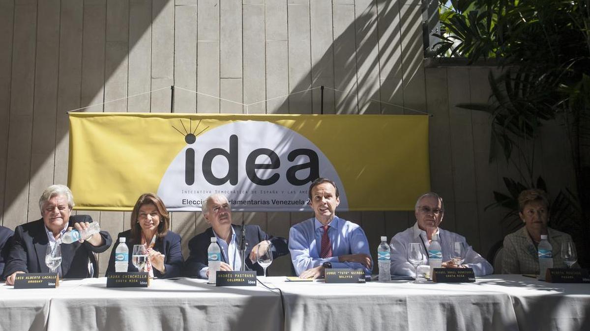 Los expresidentes Luis Alberto Lacalle (i) de Uruguay (1990-1995), Laura Chinchilla (2i) de Costa Rica (2010-2014), Andrés Pastrana (3i) de Colombia (1998-2002), Jorge Tuto Quiroga (3d) de Bolivia (2001-2002), Miguel Ángel Rodríguez (2d) de Costa Rica (1998-2002) y Mireya Moscoso (d) de Panamá (1999-2004) se reúnen el viernes 4 de diciembre del 2015, en la ciudad de Caracas (Venezuela).