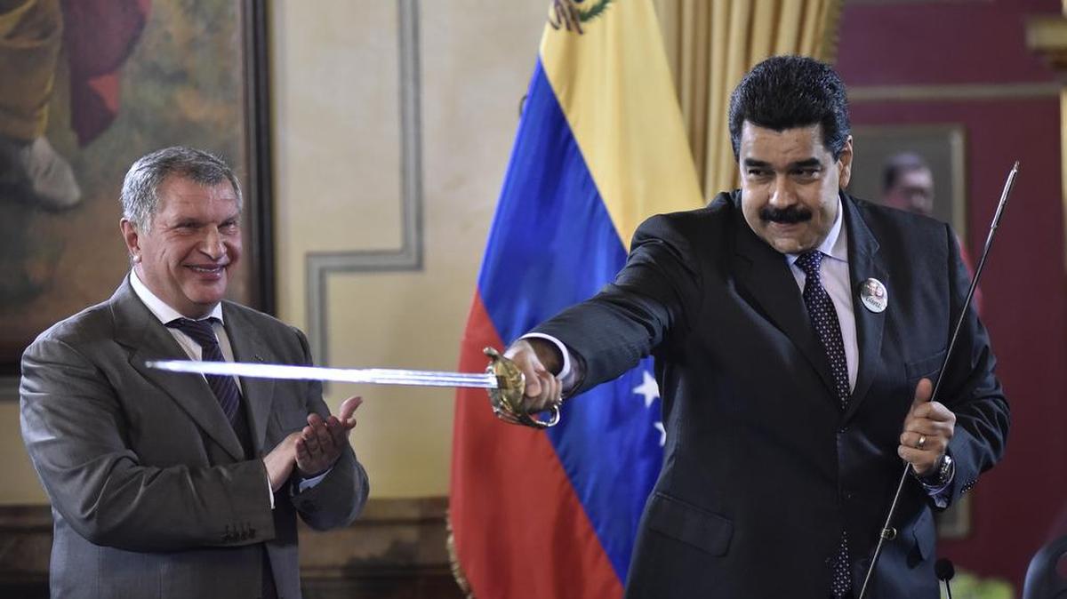 El gobernante venezolano Nicolás Maduro blande una espada que le regalase Igor Sechin, Director Ejecutivo de la empresa petrolera Rosneft PJSC.