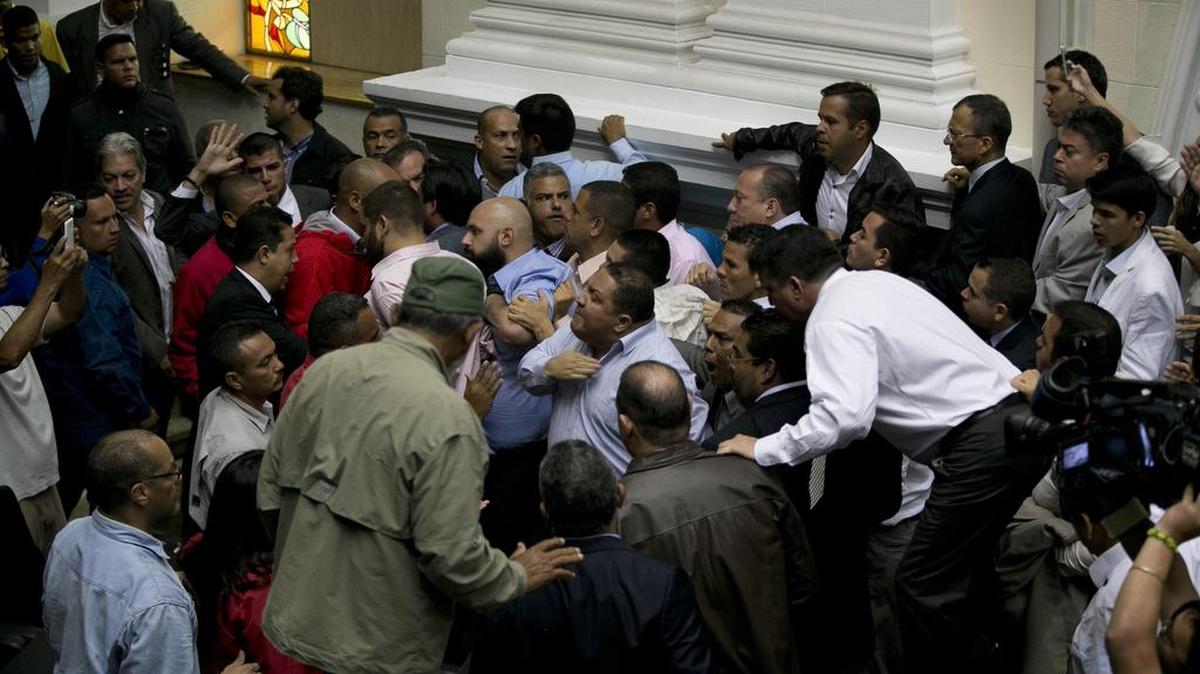 Los partidarios del gobierno de Maduro interrumpieron una sesión especial del Congreso, donde los legisladores de la oposición discutían cargos contra el presidente Nicolás Maduro.