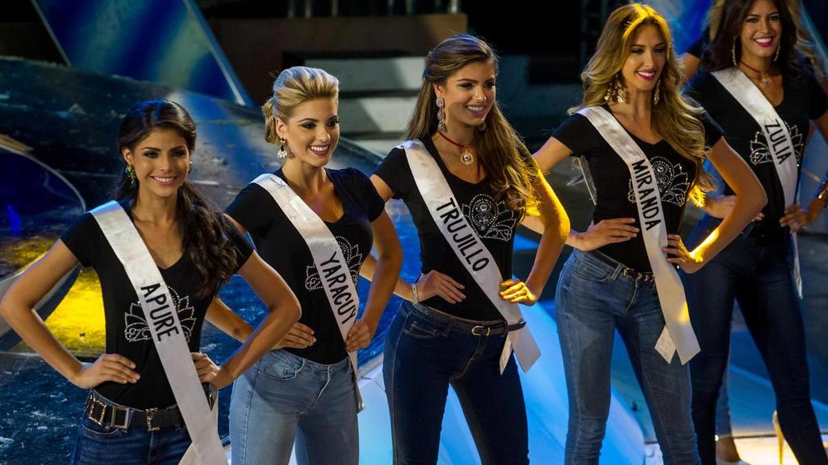 Un grupo de candidatas al certamen de belleza Miss Venezuela participa en un ensayo como parte de su presentación a periodistas el 3 de octubre de 2016, en Caracas (Venezuela).
