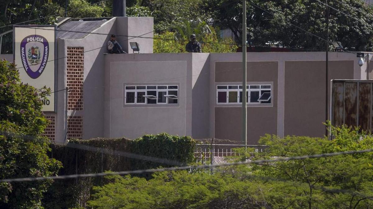 
Un grupo de policías venezolanos son vistos el lunes 17 de agosto de 2015, en las inmediaciones del Centro de Coordinación Policial de la Policía Nacional Bolivariana (PNB) en La Yaguara, Caracas (Venezuela).
