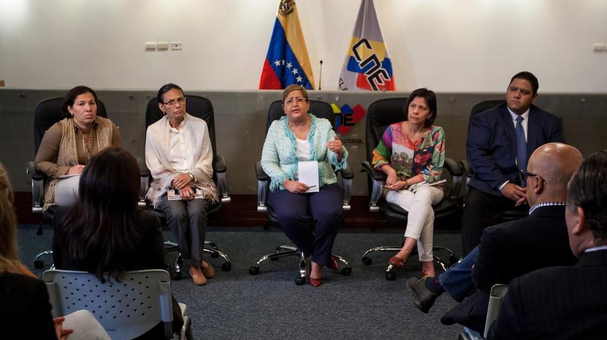 De izquierda a derecha, los rectores del Consejo Nacional Electoral (CNE) Tania D' Amelio Cardiet, Socorro Elizabeth Hernández Hernández, la presidenta del organismo Tibisay Lucena Ramírez, Sandra Oblitas Ruzza y Luis Emilio Rondón González, sostienen una reunión sobre el proceso de referendo revocatorio al presidente de Venezuela Nicolas Maduro el 2 de mayo de 2016, en Caracas (Venezuela).