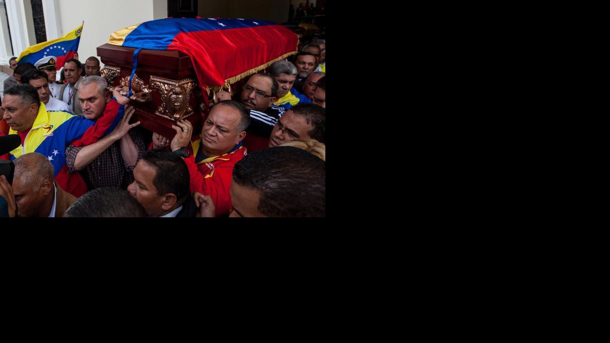 
El presidente de la Asamblea Nacional, Diosdado Cabello (1 der.), ayuda el viernes a trasladar el ataúd del diputado asesinado Robert Serra, en Caracas.
