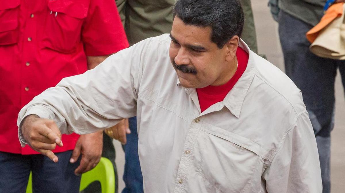 El presidente de Venezuela Nicolás Maduro (c) saluda a un grupo de personas durante un acto conmemorativo por los dos años del fallecimiento del político chavista Robert Serra el sábado 1 de octubre de 2016 en la ciudad de Caracas (Venezuela).