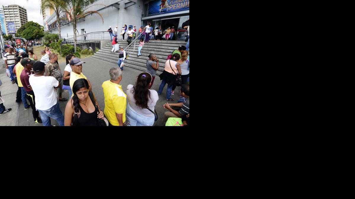 
Decenas de personas hacen fila en un supermercado en Caracas, el jueves 8 de enero de 2015. 
