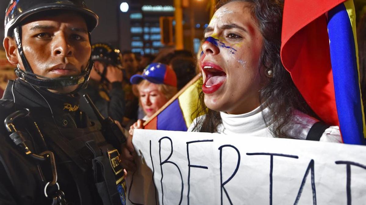 Una manifestante grita consignas contra el gobierno venezolano en una manifestación el 1ro de septiembre frente a la Embajada de Venezuela en Lima, Perú.