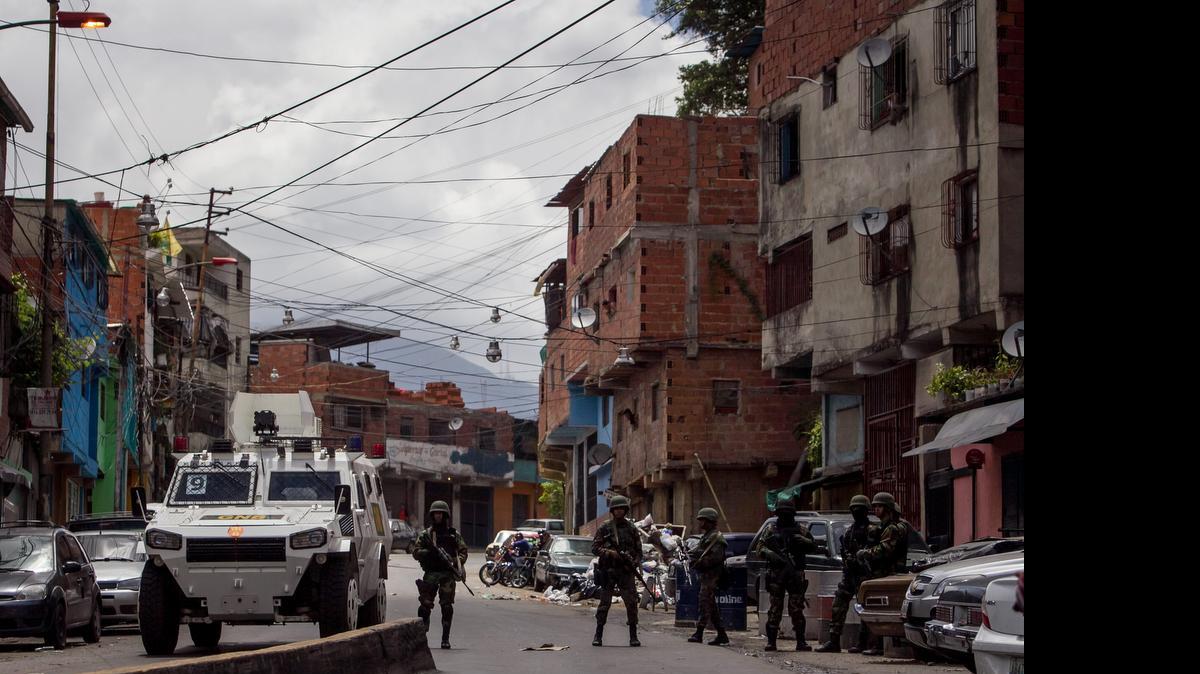 

La Guardia Nacional Bolivariana custodia una calle en el sector Cota 905 el lunes 13 de julio en Caracas.


