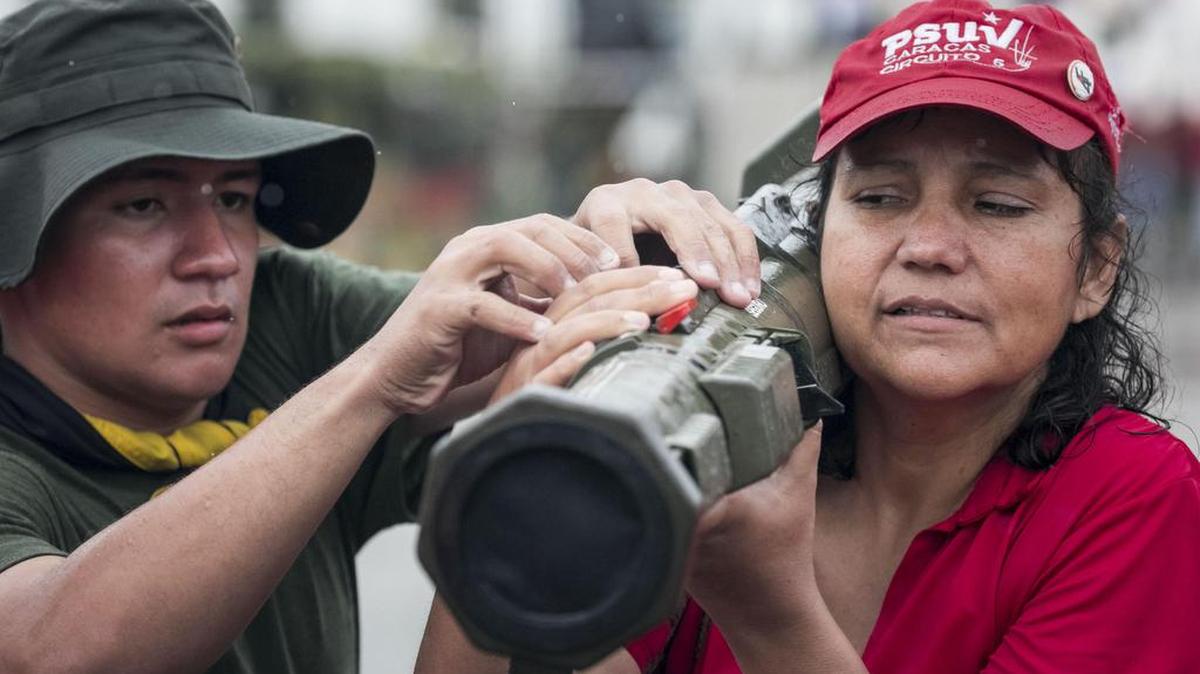 Militares y civiles participan en ejercicios militares el sábado 26 de agosto de 2017, en Caracas (Venezuela).