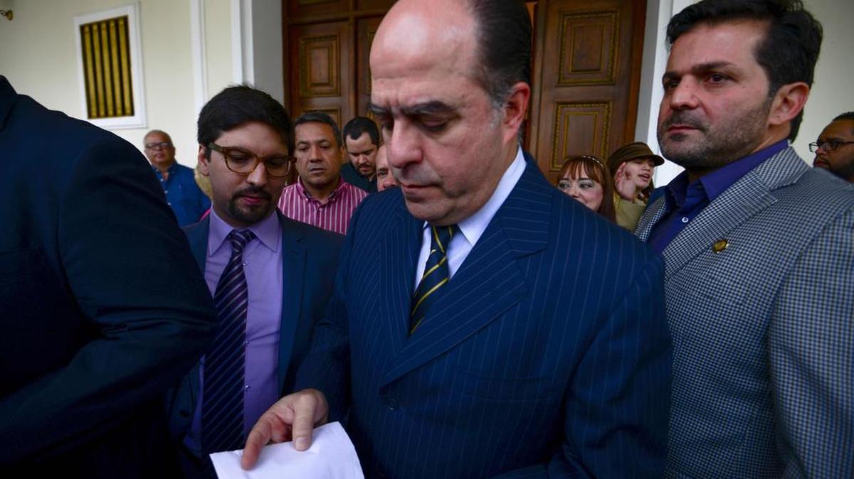 El nuevo presidente de la Asamblea Nacional de Venezuela, Julio Borges (C), es retratado después de ofrecer una conferencia de prensa en Caracas el 12 de enero de 2017.