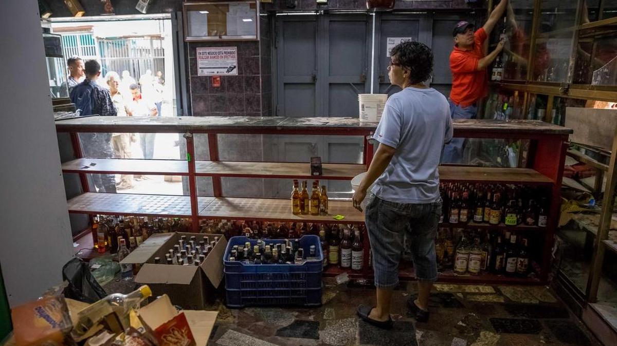 Un trabajador de una licorera que fue saqueada en el sector La Vega el jueves 28 de diciembre de 2017, treas varias protestas por la escasez de alimentos para completar el menú navideño, gas y agua.