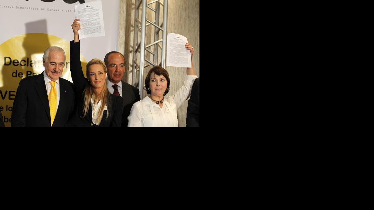 
La esposa del opositor venezolano preso, Leopoldo López, Lilian Tintori (2i), y Mitzy Capriles (d), esposa del alcalde metropolitano de Caracas, Antonio Ledezma, posan junto al expresidente de Colombia, Andrés Pastrana (i), y el exmandatario de México, Felipe Calderón (2d), hoy, jueves 9 de abril de 2015, en Ciudad de Panamá. Las venezolanas hablan ante la prensa después de que se presentó la llamada Declaración de Panamá en la que al menos 22 expresidentes iberoamericanos, encabezados por el exjefe de gobierno español José María Aznar, piden a la VII Cumbre de las Américas buscar una solución a la situación de Venezuela y exigen la liberación de los presos políticos. 
