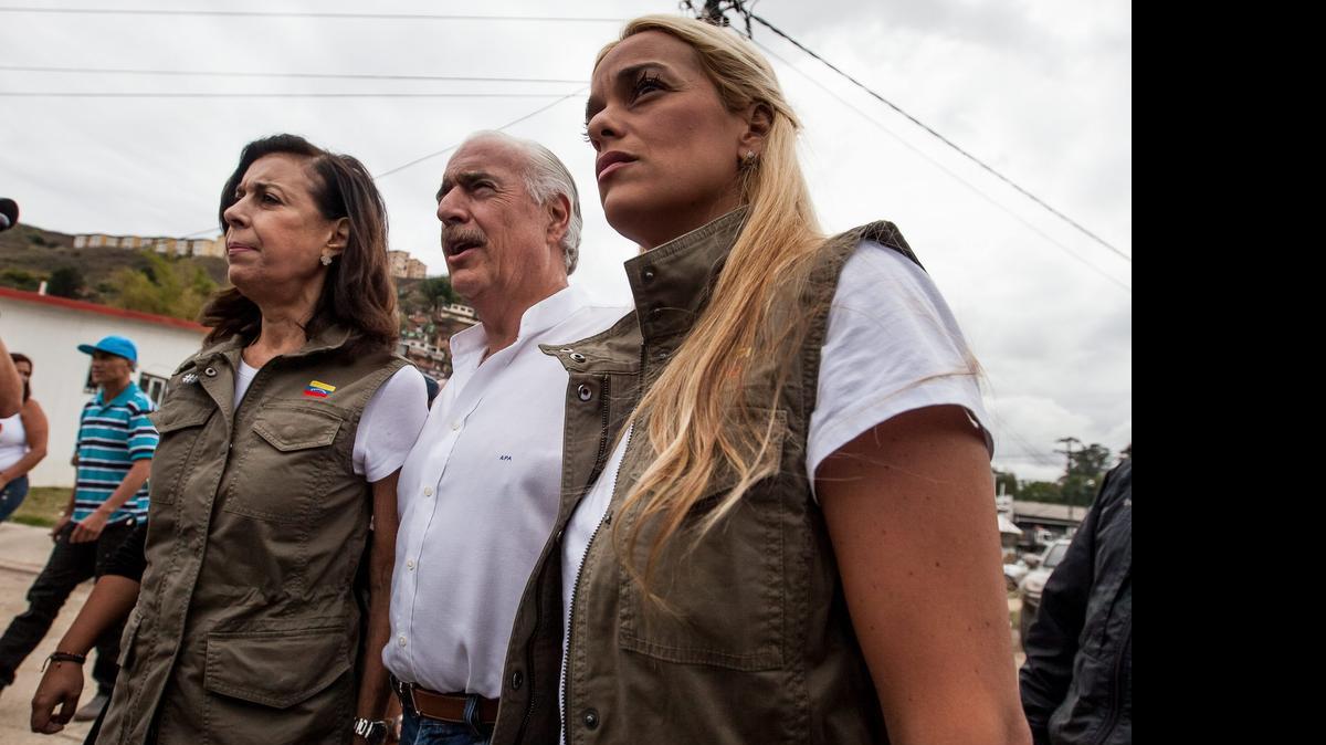 
La madre del dirigente político venezolano Leopoldo López, María Antonieta de López, izquierda, el expresidente de Colombia Andrés Pastrana y la esposa de Leopoldo López, Lilian Tintori, llegan a la cárcel Ramo Verde el viernes.
