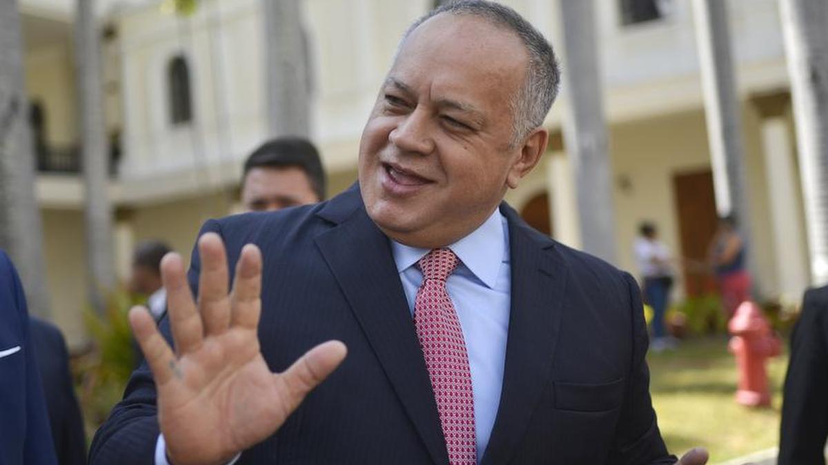  En esta foto de archivo del 8 de enero de 2020, el dirigente oficialista Diosdado Cabello bromea con los legisladores después de dar una conferencia de prensa en la Asamblea Nacional en Caracas, Venezuela.