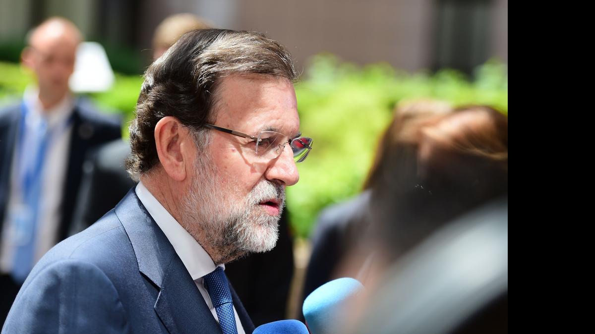 
El presidente del Gobierno, Mariano Rajoy habla con la prensa a su llegada a la Cumbe de la UE-Celac (Comunidad de Estados Latinoamericanos y Caribeños), hoy en Bruselas.
