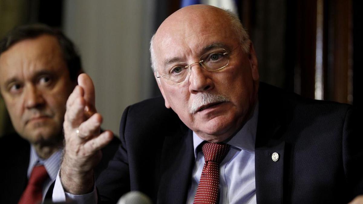 El canciller de Paraguay, Eladio Loizaga, habla el lunes 11 de julio de 2016, en una conferencia de prensa en Montevideo (Uruguay), en la que se abordó el asunto del traspaso de la presidencia pro tempore del Mercosur a Venezuela.