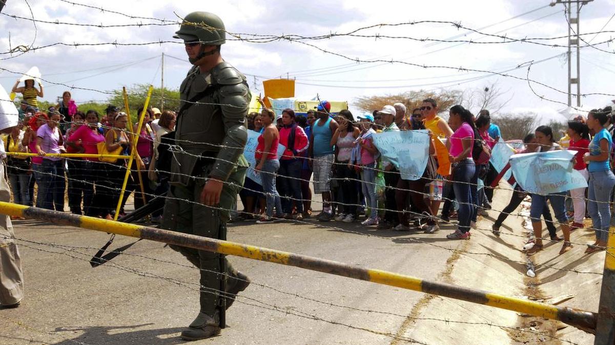 Familiares de presos de la cárcel de Uribana se manifiestan frente a miembros de la Guardia Nacional en los alrededores del penal el 26 de enero de 2013, cerca de Barquisimeto, Estado Lara (Venezuela).
