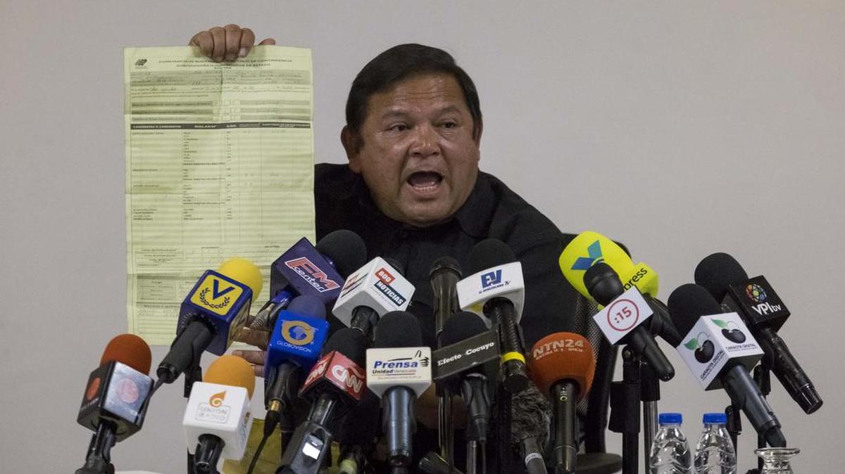 El candidato opositor a la gobernación del estado sureño de Bolívar, Andrés Velásquez, ofrece una rueda de prensa el viernes 20 de octubre de 2017, en Caracas (Venezuela).