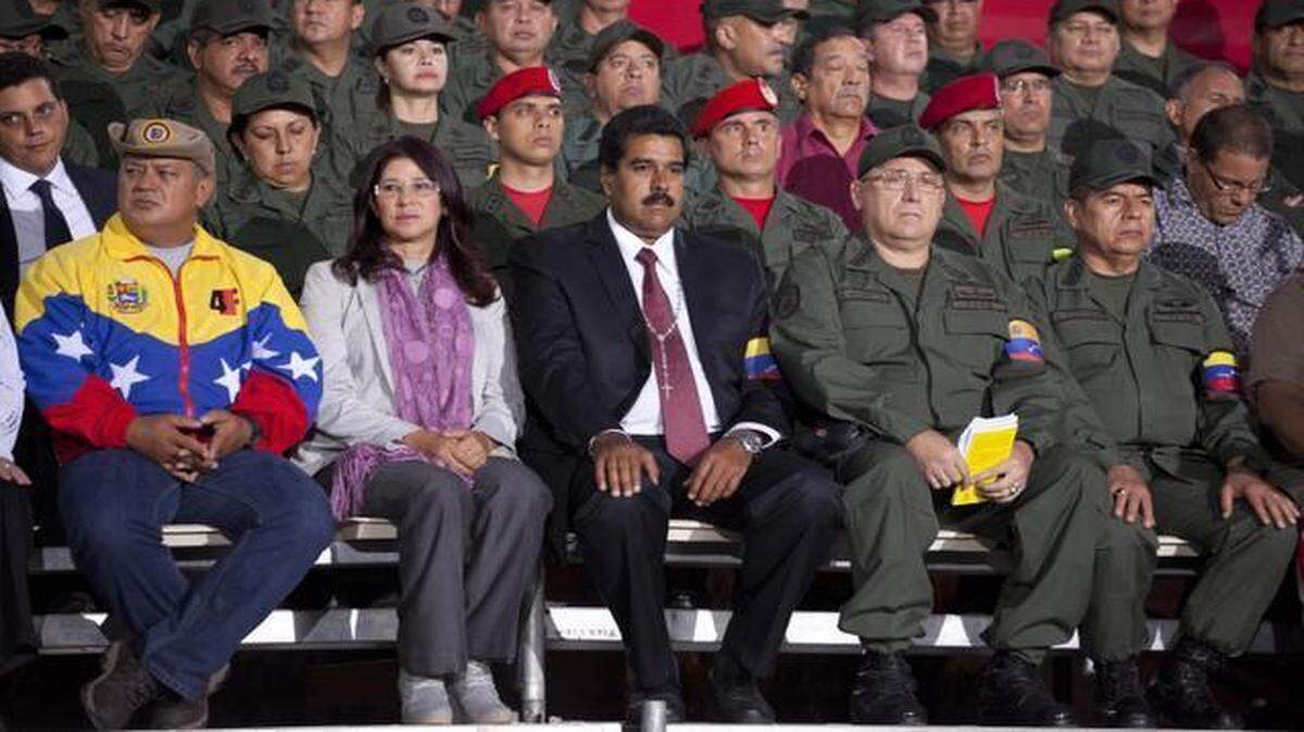 
El gobernante venezolano Nicolás Maduro, al centro, durante una ceremonia militar en Caracas el 13 de abril del 2013.
