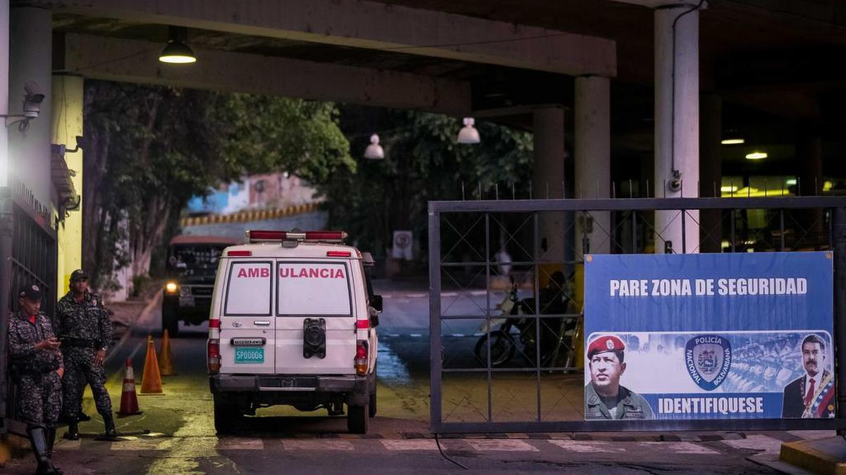 Una ambulancia ingresa al edificio del Servicio Bolivariano de Inteligencia (Sebin) el lunes 9 de julio de 2018, en Caracas (Venezuela).