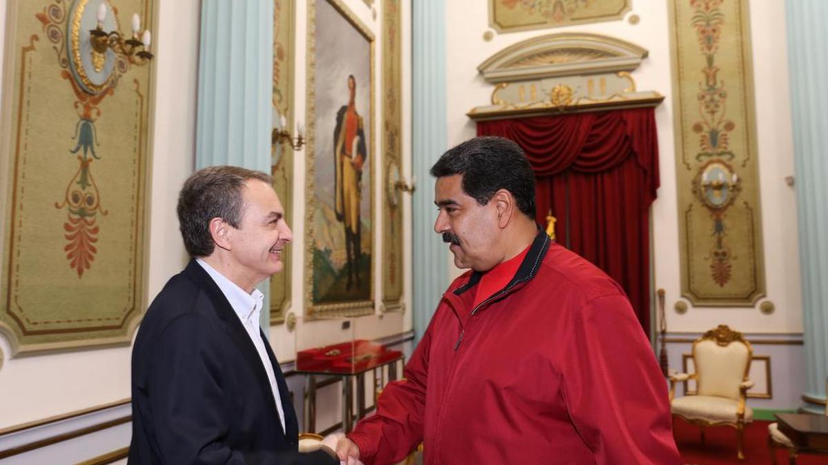 Fotografía cedida por el palacio de Miraflores donde se observa al presidente de Venezuela, Nicolás Maduro (d), saludando al exjefe del Gobierno español José Luis Rodríguez Zapatero (i) el lunes 20 de febrero de 2017 en la ciudad de Caracas (Venezuela).